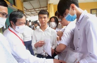 Bộ trưởng Nguyễn Kim Sơn động viên sĩ tử trong buổi thi đầu 