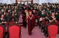Yêu cầu hiệu trưởng cầm quyền trượng trong lễ trao bằng tốt nghiệp phải báo cáo 