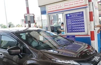 Một số điểm dán thẻ chật cứng ô tô ngày đầu thu phí tự động