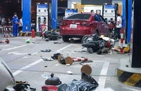 Hiện trường ngổn ngang vụ ô tô đâm vào cửa hàng xăng dầu ở Hà Nội