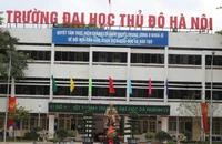 Tạm đình chỉ một giảng viên để xác minh hành vi quấy rối tình dục
