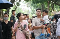 Hà Nội: Vườn thú Thủ Lệ đông nghịt người dịp 2-9