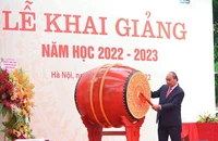 Chủ tịch nước Nguyễn Xuân Phúc đánh trống khai giảng năm học mới