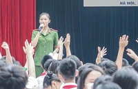 Học sinh hào hứng trong buổi tuyên truyền về an toàn giao thông