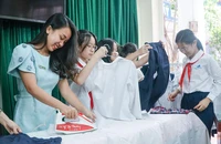 Học sinh khó khăn hớn hở với siêu thị đồng phục 0 đồng