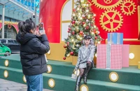Ảnh: Nhiều cây thông noel lớn tại Hà Nội rực rỡ mùa Giáng sinh 2022