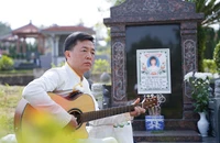 Tảo mộ cuối năm, người đàn ông đánh đàn tưởng nhớ vợ quá cố