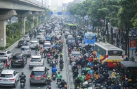 Người dân lỉnh kỉnh đồ đạc về quê nghỉ Tết Nguyên đán, cửa ngõ TP Hà Nội kẹt cứng