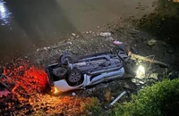 Ô tô tông lan can cầu Ka Long rơi xuống sông, 3 người thương vong