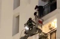Cứu người đàn ông nước ngoài đứng trên ban công tầng 8 chung cư
