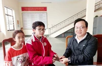 Hai học sinh nhặt được của rơi trả lại người đánh mất