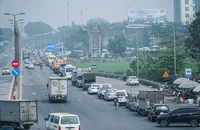 Hà Nội "tắc" đăng kiểm, chủ xe đi tỉnh khác không được lại quay về Hà Nội xếp hàng chờ