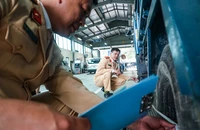 Hình ảnh CSGT trong ngày đầu 'chi viện' cho hoạt động đăng kiểm