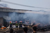 Hà Nội: Cháy lớn tại khu để đồ dùng cũ