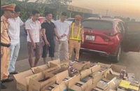 Ô tô chở 27 thùng carton nghi là pháo hoa lậu