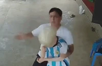 Tìm đến nhà đánh bé trai 14 tuổi vì xô xát với cháu nội