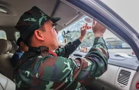 Kiểm định viên quân đội ngày đầu hỗ trợ đăng kiểm tại Hà Nội
