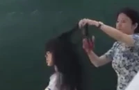Xôn xao clip cô giáo dùng kéo cắt tóc nữ sinh trên lớp học