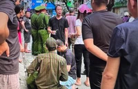 Truy tìm tài xế lái ô tô hất công an lên nóc capo rồi bỏ chạy