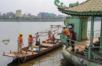 Tiếp tục tháo dỡ du thuyền ở hồ Tây, Hà Nội