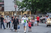 Người dân lỉnh kỉnh đồ đạc trở lại Thủ đô sau dịp nghỉ lễ