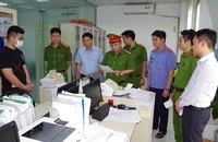Nhân viên ngân hàng cho vay lãi nặng, thuê giang hồ siết nợ