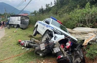 Xe của CSGT tông liên hoàn xe máy, ô tô đỗ bên đường