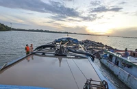 Cục CSGT phối hợp bắt giữ 7 tàu khai thác cát trái phép