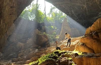 Ngỡ ngàng trước vẻ đẹp kỳ bí của động Ngườm Ngao