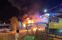 Xe buýt bốc cháy dữ dội tại trạm xăng trong đêm