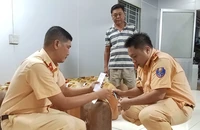 Cảnh sát đường thủy phát hiện 1.300 lít xăng ‘lậu’ trên sông Hậu 