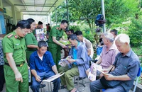 Cục Cảnh sát ma túy thăm hỏi gia đình chính sách tại Bắc Kạn dịp 27-7
