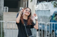 Fan Blackpink rạng rỡ khi đổi được vòng đeo tay