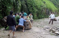 Hòa Bình: Liên tiếp sạt lở đất đá ảnh hưởng đến giao thông
