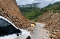 Mưa lớn kéo dài, nhiều tuyến đường ở Hòa Bình và Điện Biên bị sạt lở đất đá