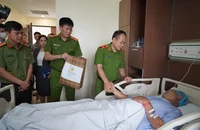 Lãnh đạo Công an TP Hà Nội thăm chiến sĩ bị thương khi bắt nghi can bắt cóc trẻ em