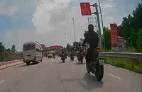 Lái xe phân khối lớn lên cao tốc đâm bị thương CSGT