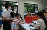 Người dân ủng hộ tiền, thực phẩm cho nạn nhân trong vụ cháy chung cư mini ở Hà Nội