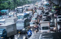 Mưa tầm tã, đường phố Hà Nội tắc nghẽn, 10 giờ sáng xe vẫn phải bật đèn