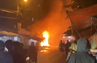  Cháy lớn trong đêm, 3 ki-ốt bán hàng bị thiêu rụi 