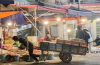 Người lao động mưu sinh trong đêm đông giá lạnh ở Hà Nội