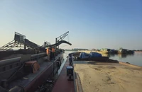 CSGT bắt giữ vụ khai thác cát trái phép trên sông Hồng