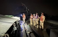 Cảnh sát đường thủy mật phục bắt 2 tàu 'cát tặc' trên sông Hồng 
