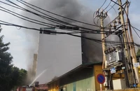 Cháy lớn tại cửa hàng cơ khí, phế liệu ở Hà Nội 