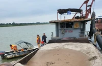Cục CSGT bắt quả tang vụ khai thác cát trái phép trên sông Hồng 