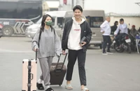 Hà Nội: Người dân lỉnh kỉnh đồ đạc về quê nghỉ Tết Dương lịch 