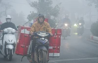 10 giờ sáng, Hà Nội vẫn chìm trong sương mù dày đặc
