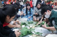 Học sinh hào hứng gói bánh chưng Tết tặng bạn có hoàn cảnh khó khăn