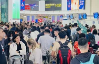 Sân bay Nội Bài đông nghịt ngày 28 Tết, nhiều người mệt mỏi chờ đợi 
