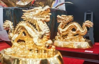 Linh vật rồng mạ vàng 24k hút khách dịp Tết Nguyên đán Giáp Thìn 2024